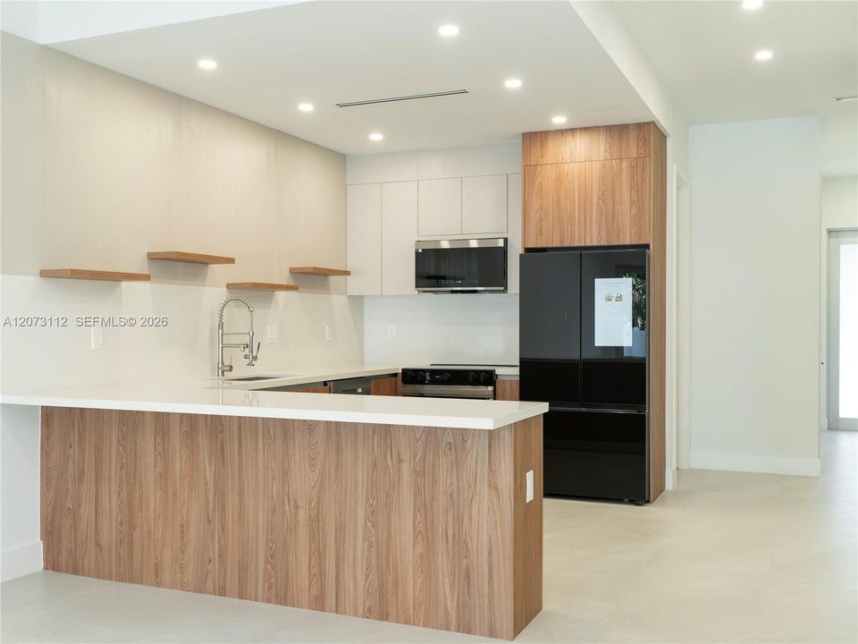 En Venta: $915,000 (3 camas, 2 baños, 1842 Pies cuadrados)