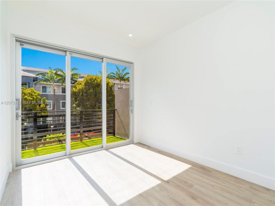 En Venta: $915,000 (3 camas, 2 baños, 1842 Pies cuadrados)