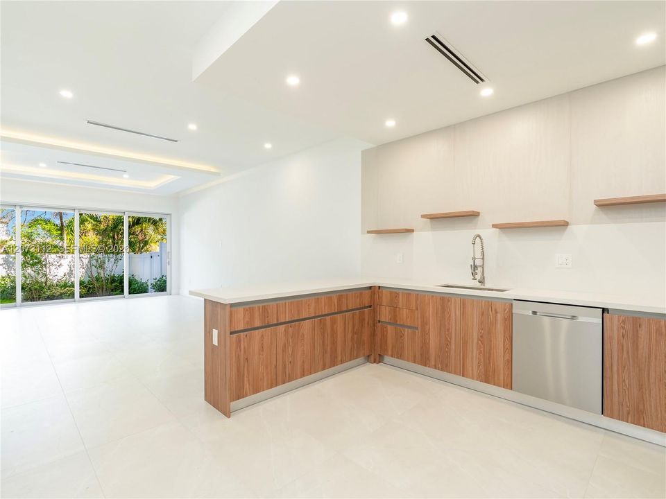 En Venta: $915,000 (3 camas, 2 baños, 1842 Pies cuadrados)