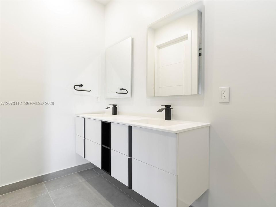 En Venta: $915,000 (3 camas, 2 baños, 1842 Pies cuadrados)