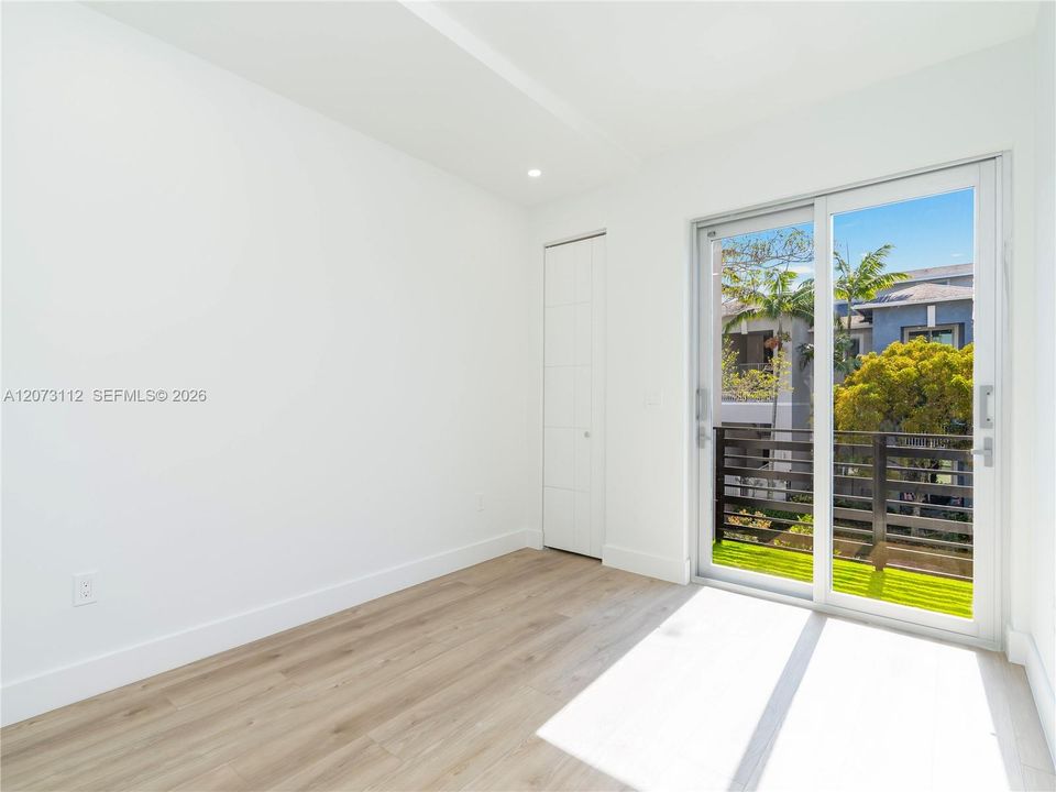 En Venta: $915,000 (3 camas, 2 baños, 1842 Pies cuadrados)