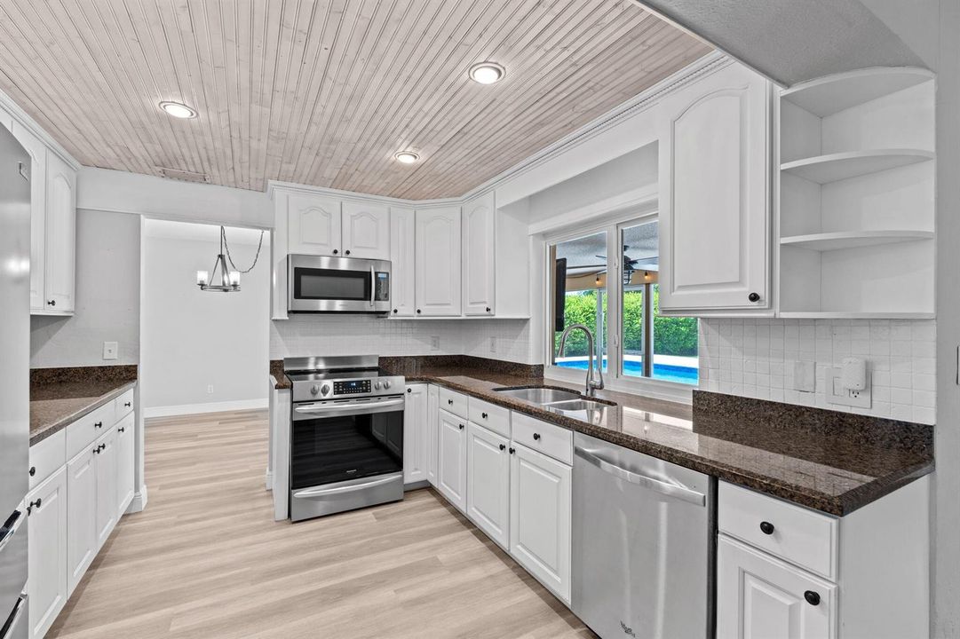 10380 NW 39th Manor