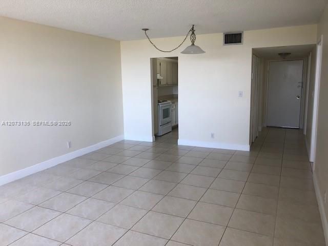 For Sale: $124,900 (1 beds, 1 baths, 790 Square Feet)
