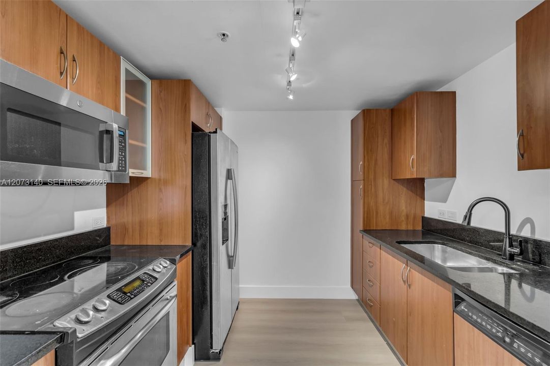 For Sale: $399,900 (2 beds, 2 baths, 1179 Square Feet)