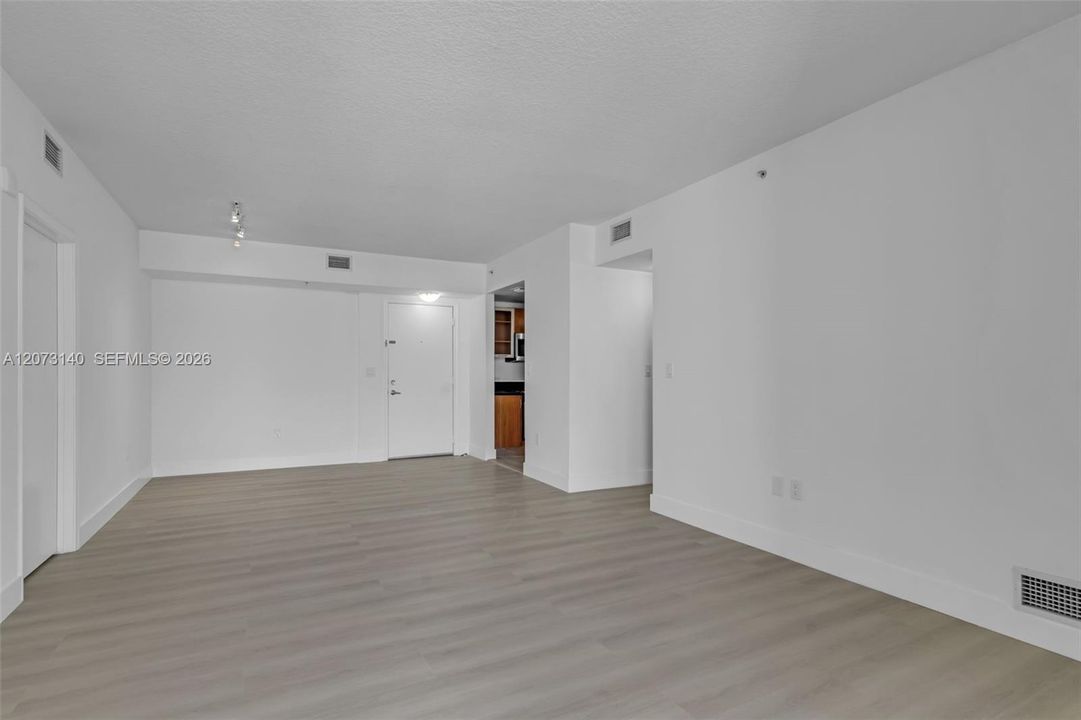 For Sale: $399,900 (2 beds, 2 baths, 1179 Square Feet)