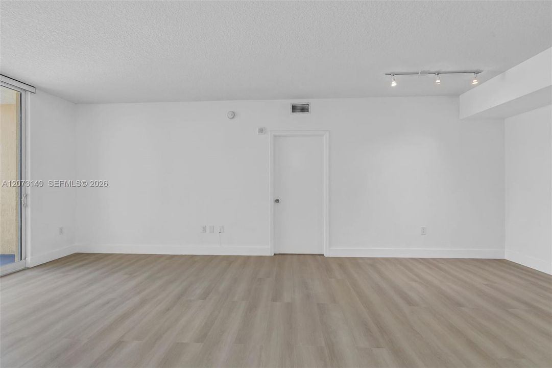 For Sale: $399,900 (2 beds, 2 baths, 1179 Square Feet)