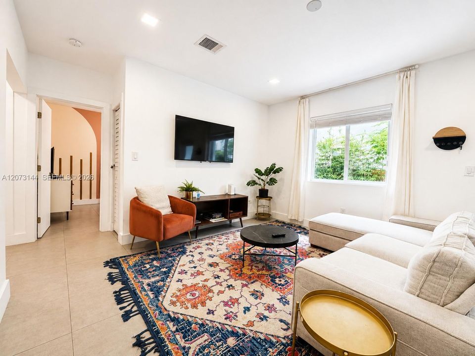 For Rent: $2,995 (2 beds, 1 baths, 950 Square Feet)