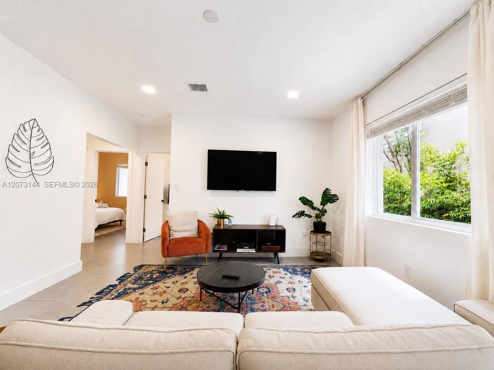 For Rent: $2,995 (2 beds, 1 baths, 950 Square Feet)