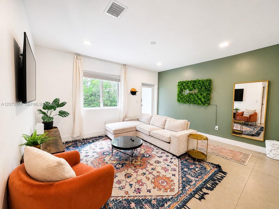 For Rent: $2,995 (2 beds, 1 baths, 950 Square Feet)