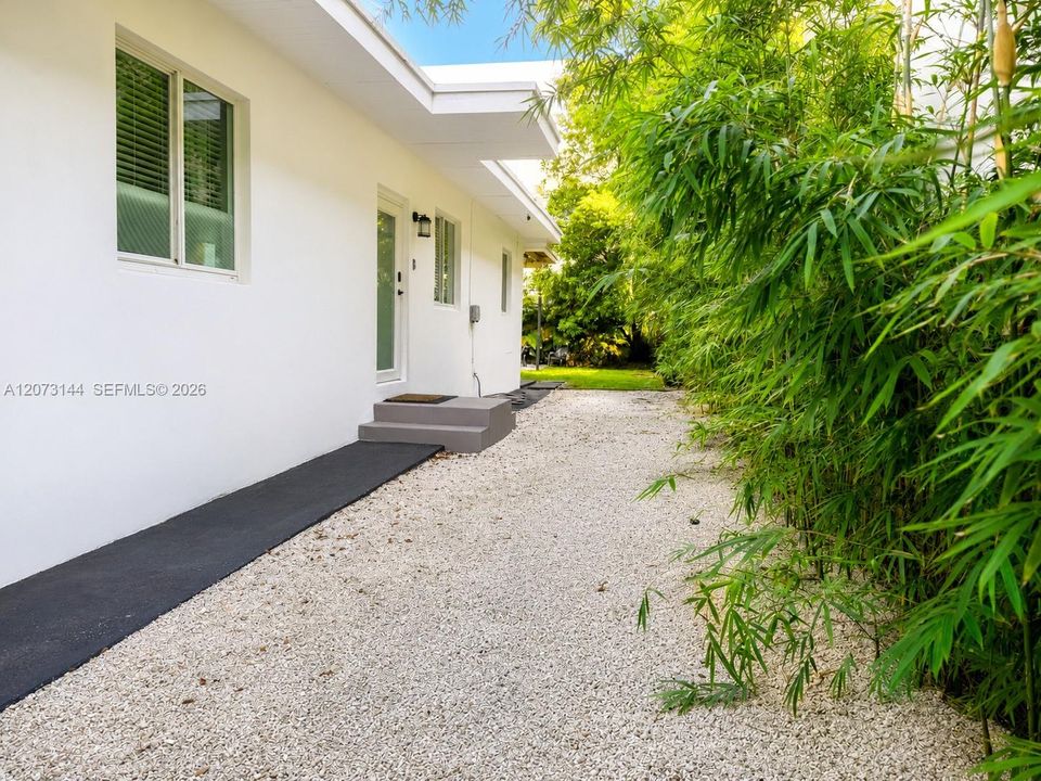 For Rent: $2,995 (2 beds, 1 baths, 950 Square Feet)