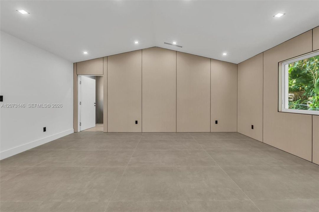 For Sale: $2,350,000 (6 beds, 4 baths, 3467 Square Feet)
