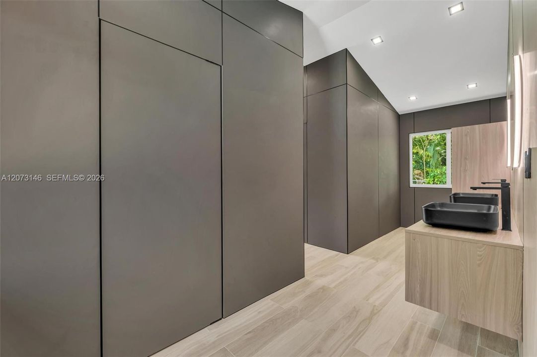 For Sale: $2,350,000 (6 beds, 4 baths, 3467 Square Feet)