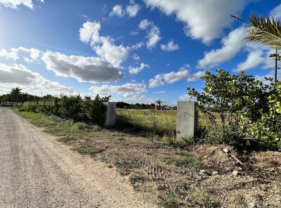 待售: $649,000 (2.50 acres)