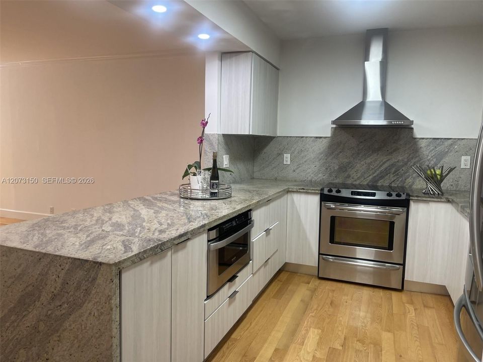 В аренду: $7,900 (3 спален, 2 ванн, 1720 Квадратных фут)