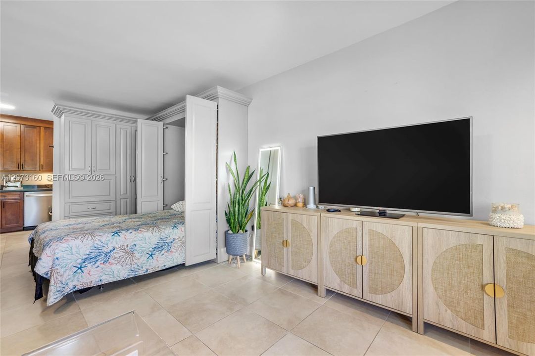 For Rent: $2,100 (0 beds, 1 baths, 400 Square Feet)