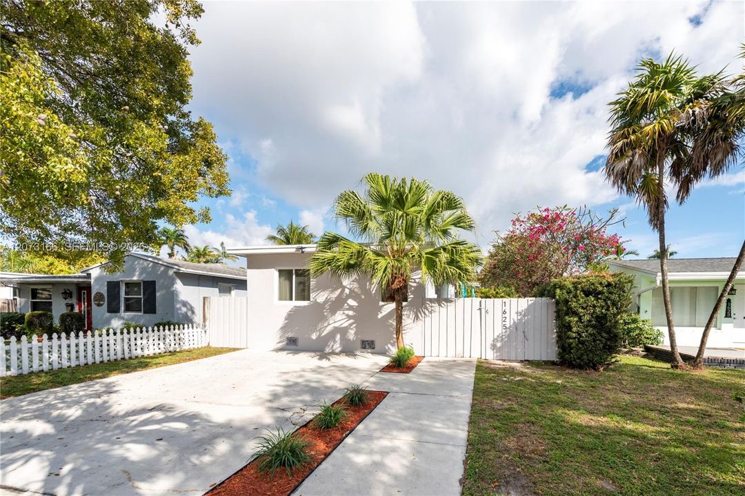 For Rent: $2,400 (1 beds, 1 baths, 550 Square Feet)
