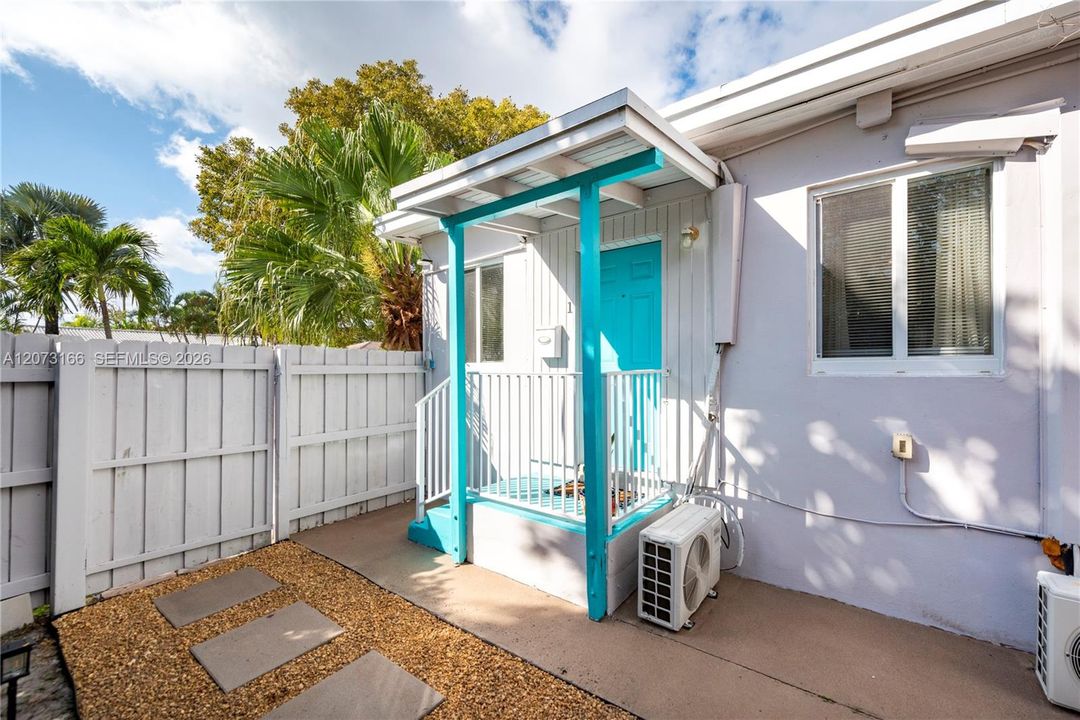 For Rent: $2,400 (1 beds, 1 baths, 550 Square Feet)