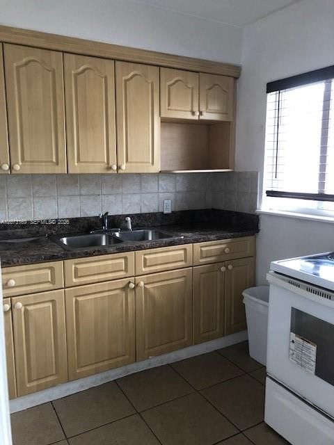 В аренду: $2,100 (2 спален, 1 ванн, 3692 Квадратных фут)