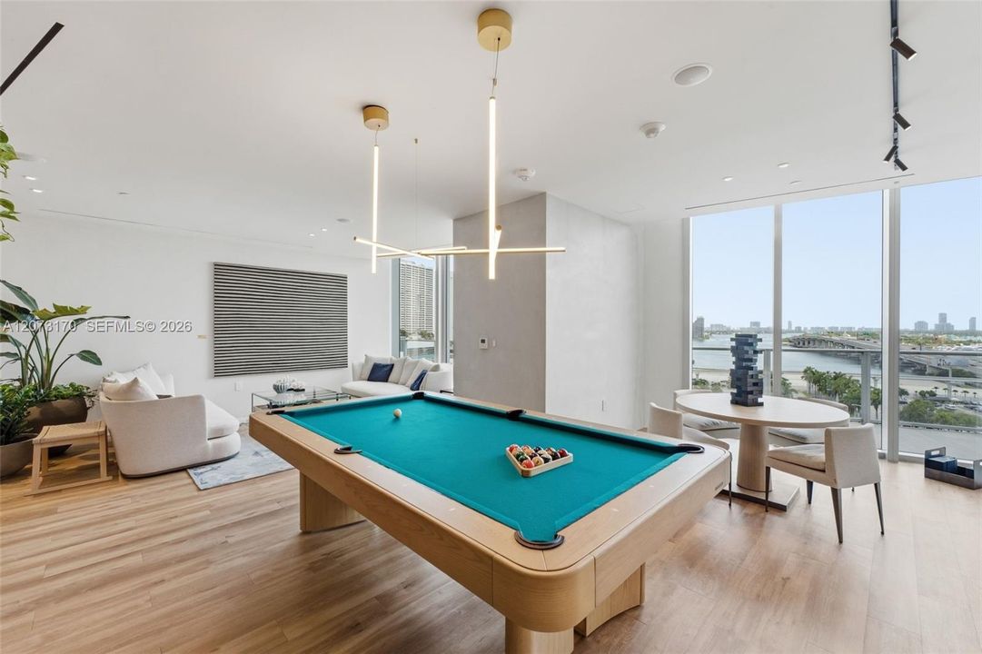 На продажу: $1,325,000 (2 спален, 2 ванн, 1303 Квадратных фут)
