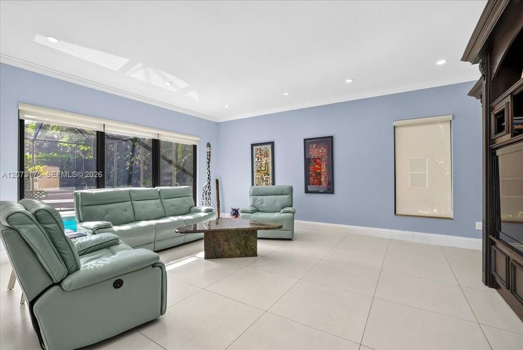 For Sale: $1,150,000 (4 beds, 2 baths, 2894 Square Feet)