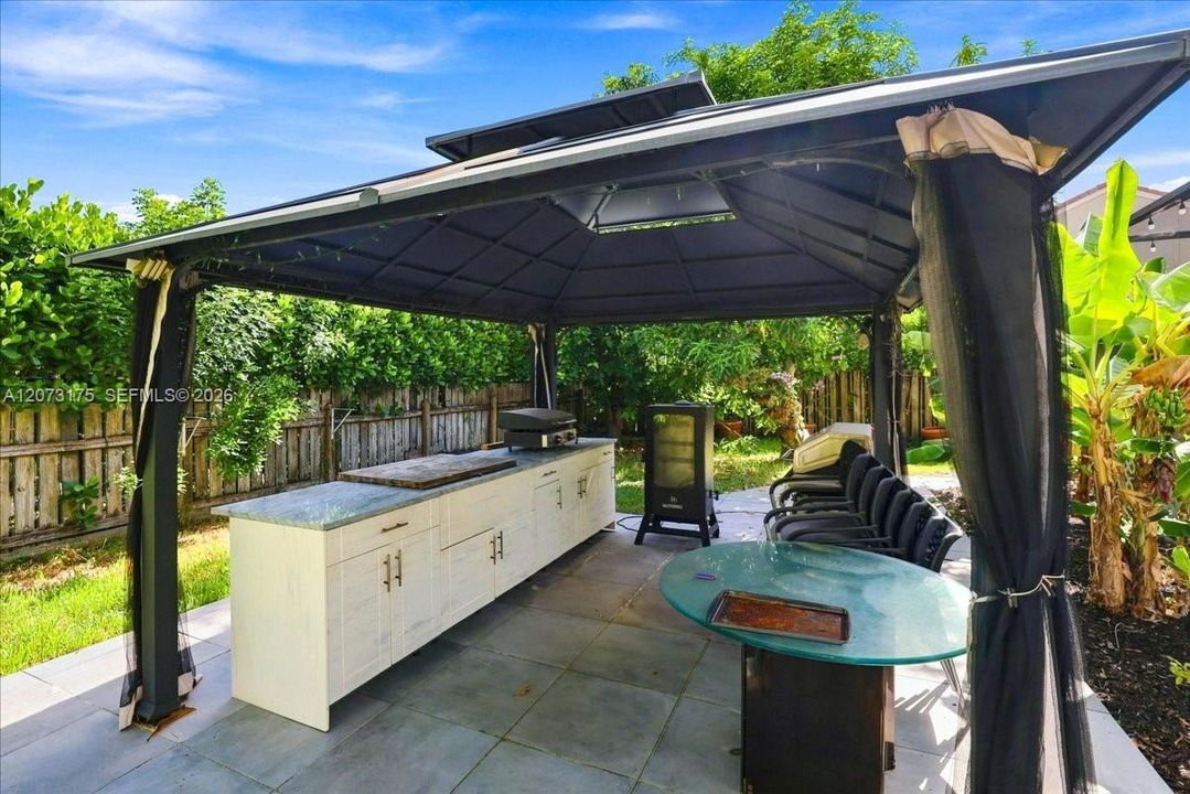 For Sale: $1,150,000 (4 beds, 2 baths, 2894 Square Feet)
