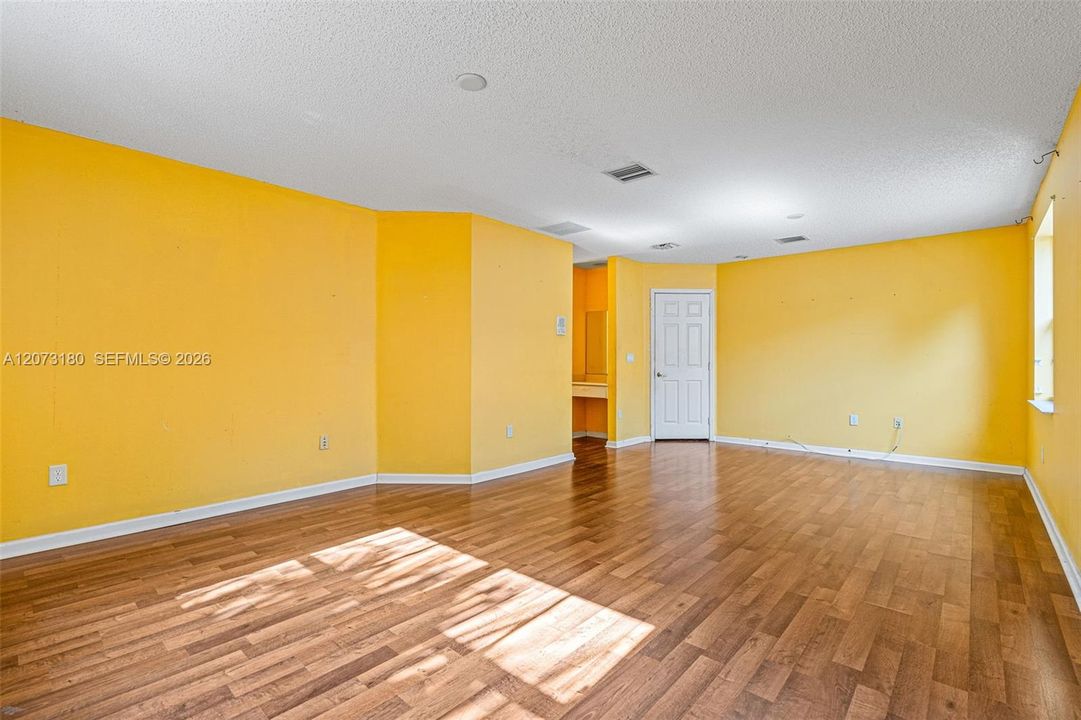 For Sale: $579,900 (3 beds, 2 baths, 2189 Square Feet)