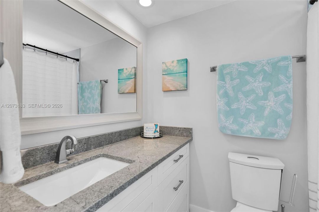 Large 2nd primary bath with bathtub