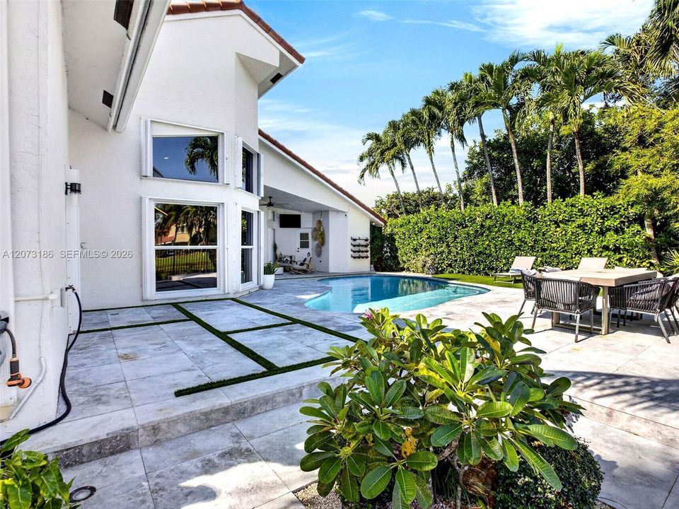 En Venta: $1,299,000 (4 camas, 3 baños, 2414 Pies cuadrados)