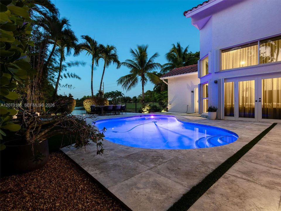 En Venta: $1,299,000 (4 camas, 3 baños, 2414 Pies cuadrados)