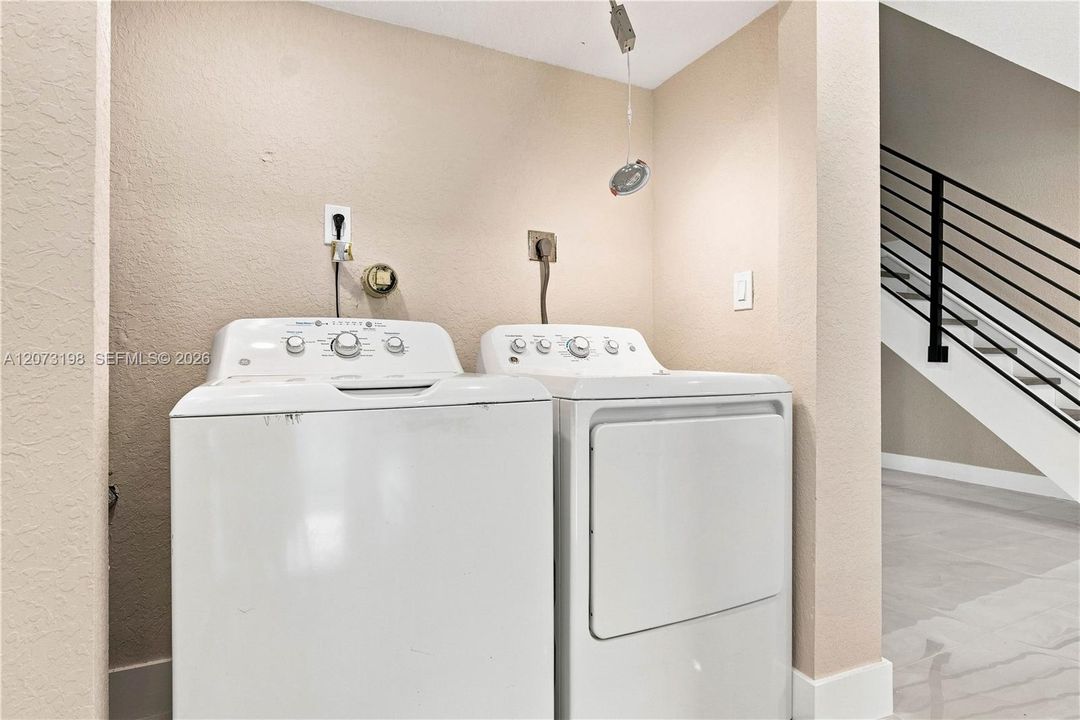 For Sale: $399,999 (4 beds, 3 baths, 1690 Square Feet)