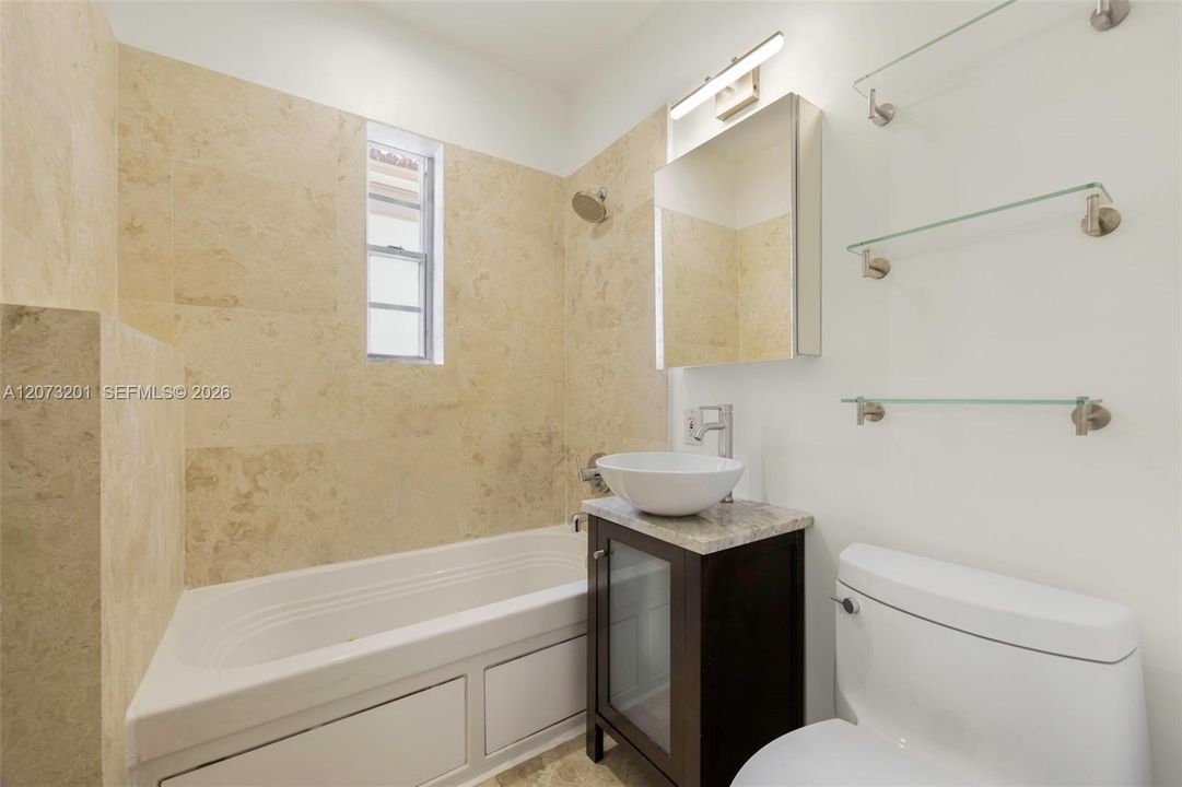 В аренду: $2,200 (0 спален, 1 ванн, 465 Квадратных фут)