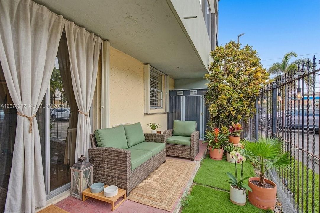 For Sale: $330,000 (2 beds, 2 baths, 1037 Square Feet)