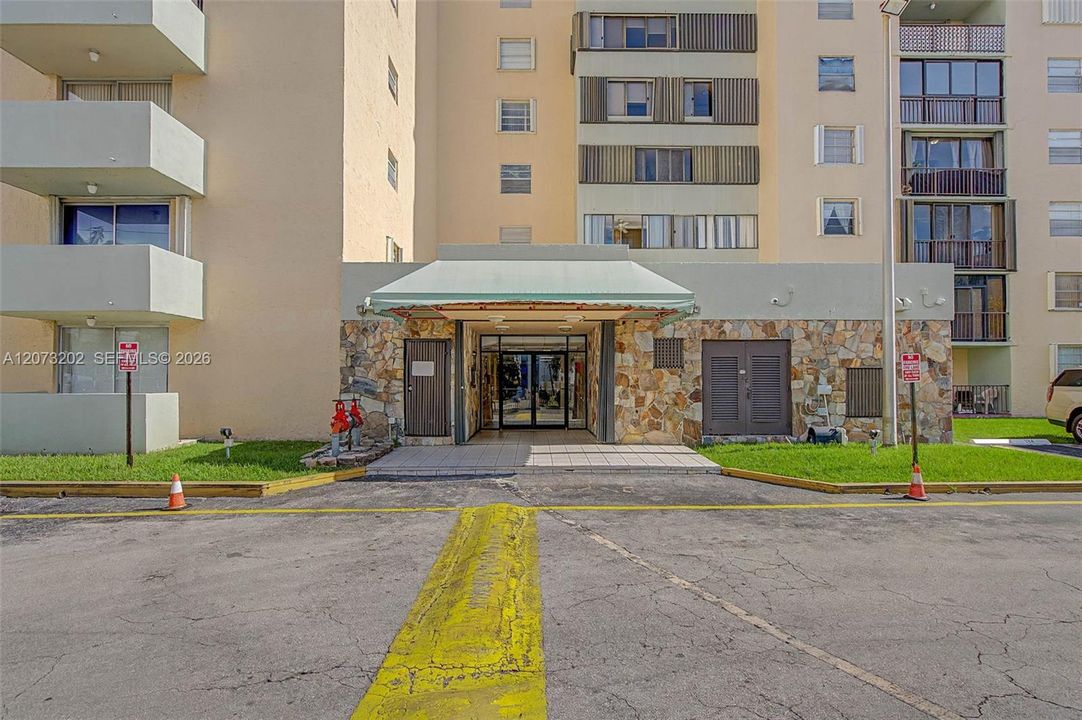 For Sale: $330,000 (2 beds, 2 baths, 1037 Square Feet)