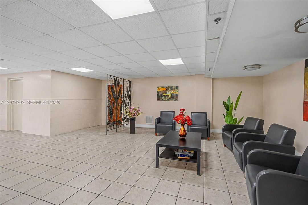 For Sale: $330,000 (2 beds, 2 baths, 1037 Square Feet)