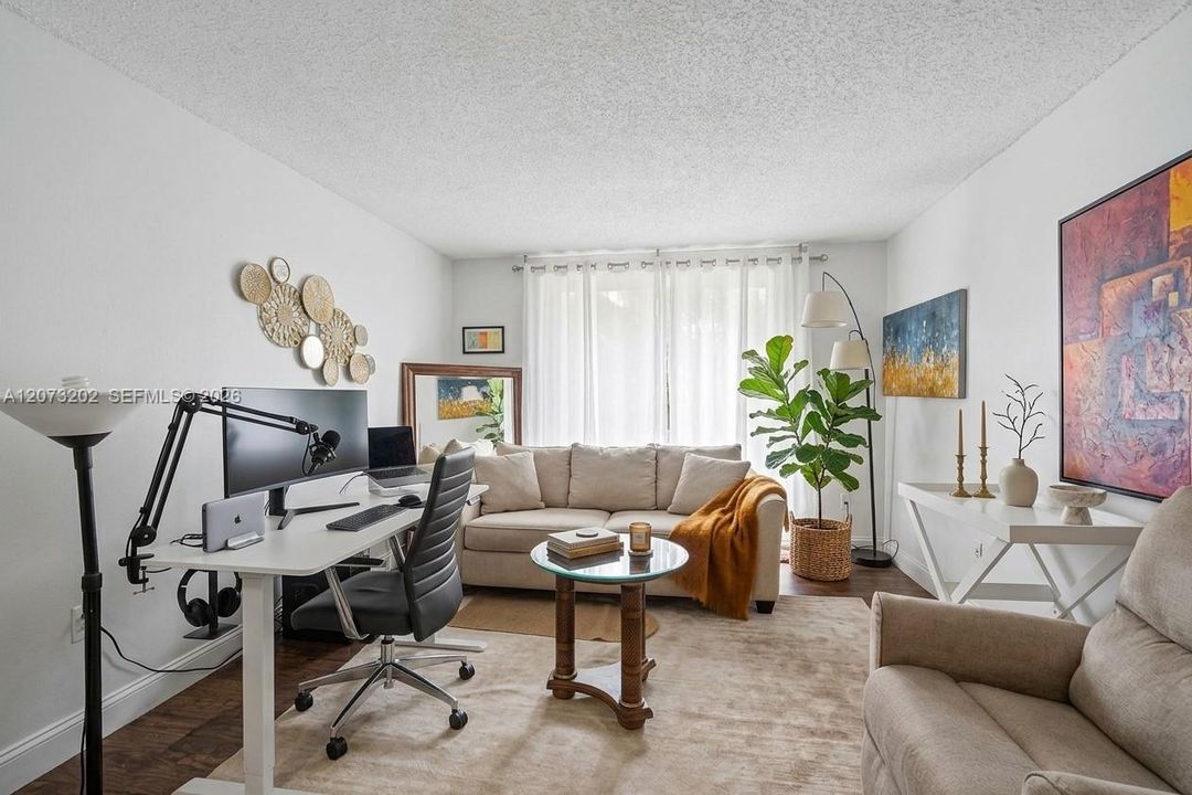 For Sale: $330,000 (2 beds, 2 baths, 1037 Square Feet)
