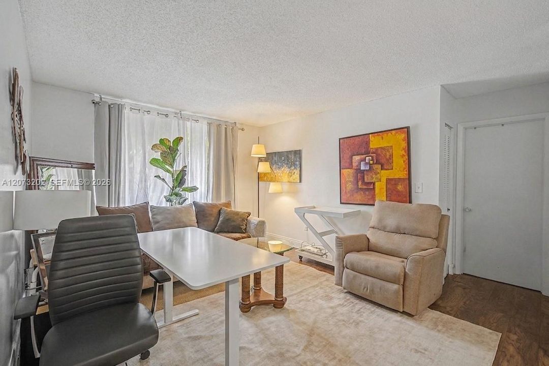 For Sale: $330,000 (2 beds, 2 baths, 1037 Square Feet)
