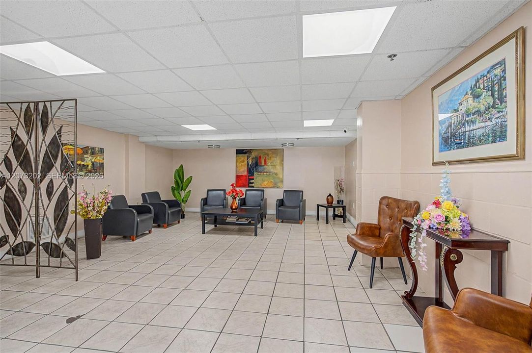 For Sale: $330,000 (2 beds, 2 baths, 1037 Square Feet)