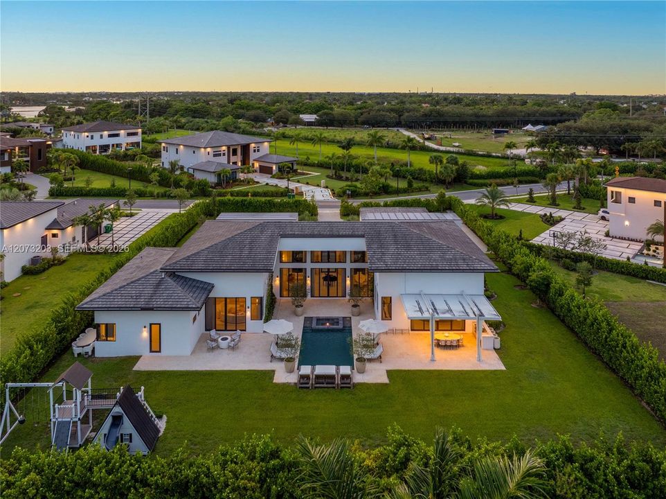 : $5,850,000 (6 beds, 7 baths, 6195 Square Feet)