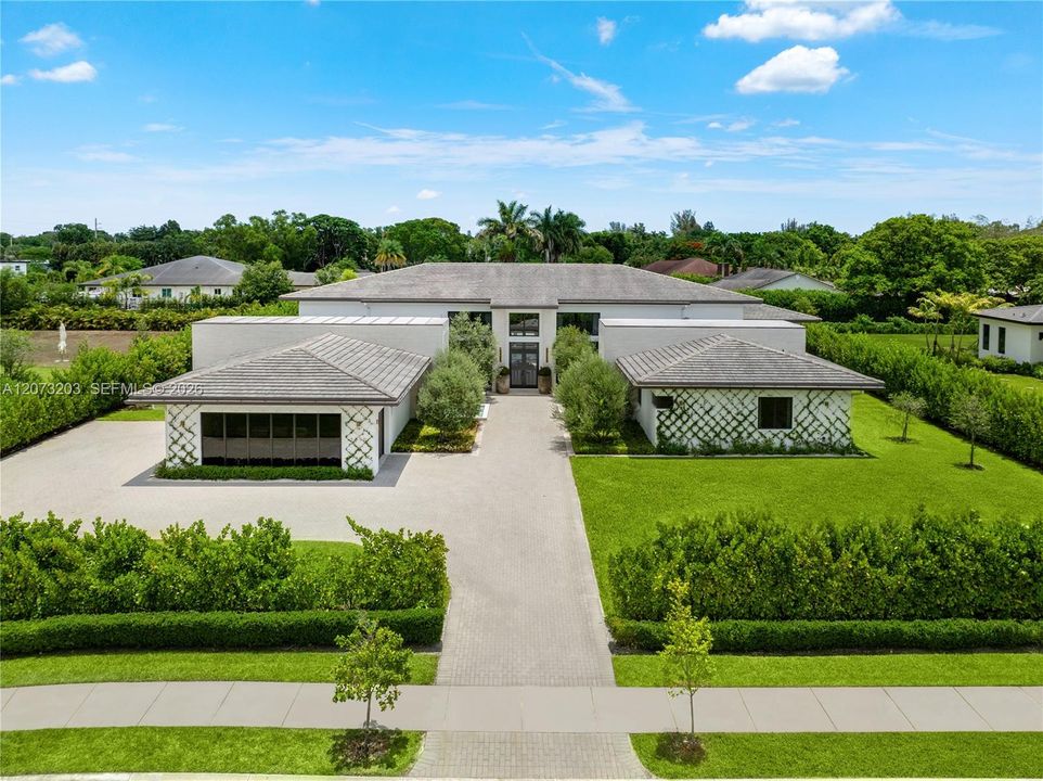 : $5,850,000 (6 beds, 7 baths, 6195 Square Feet)
