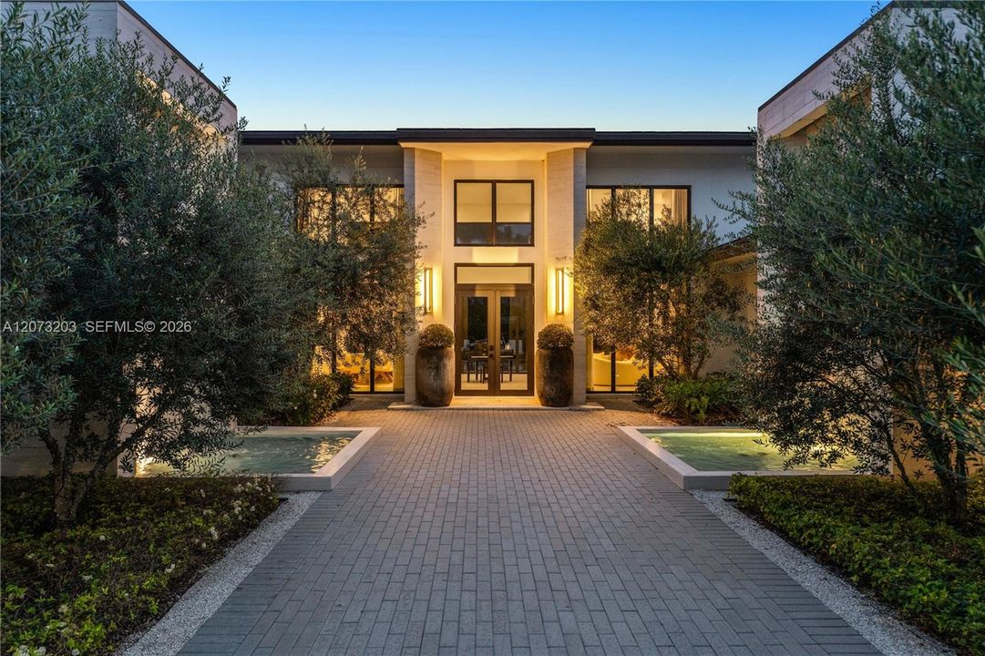 : $5,850,000 (6 beds, 7 baths, 6195 Square Feet)