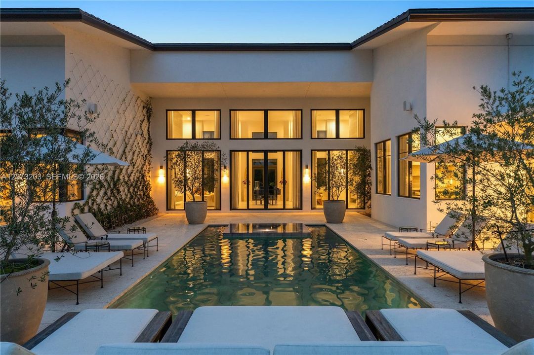: $5,850,000 (6 beds, 7 baths, 6195 Square Feet)
