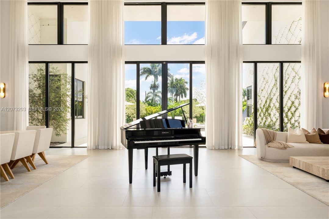 : $5,850,000 (6 beds, 7 baths, 6195 Square Feet)