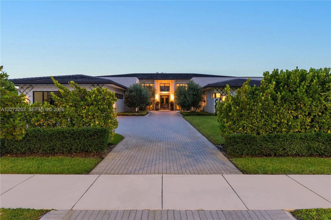 : $5,850,000 (6 beds, 7 baths, 6195 Square Feet)