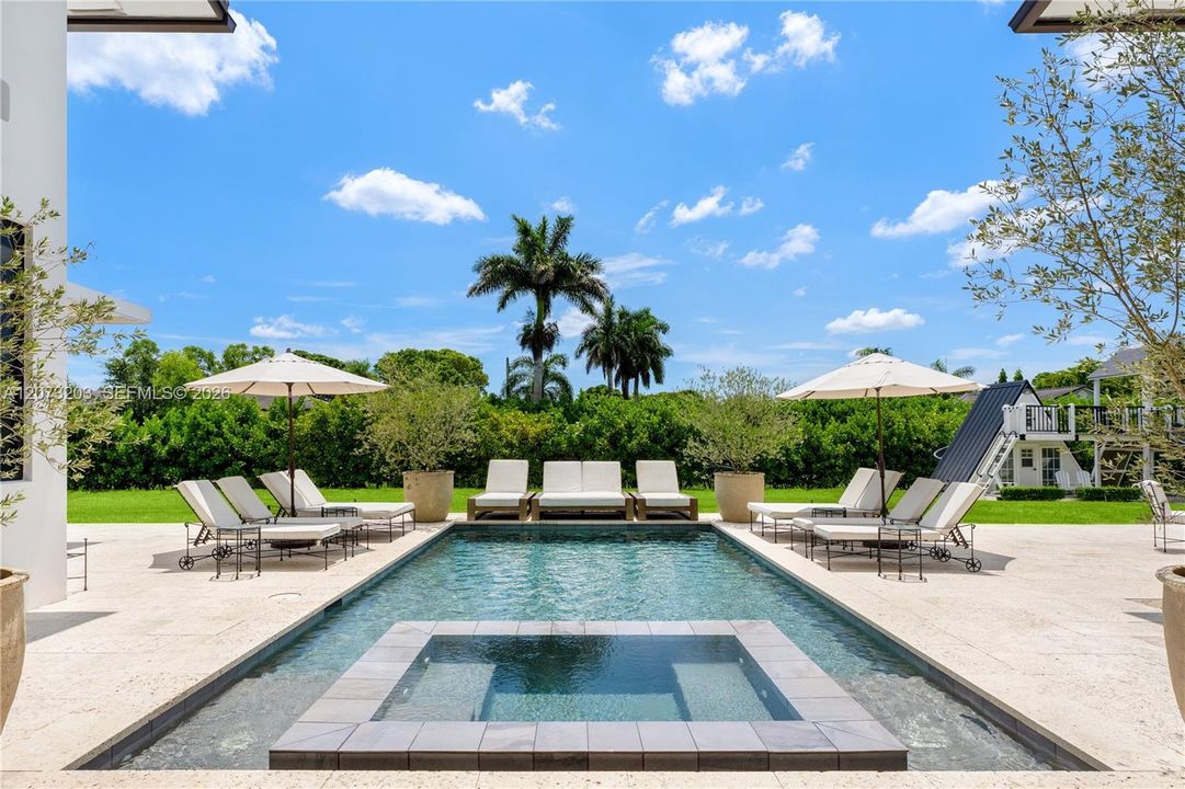 : $5,850,000 (6 beds, 7 baths, 6195 Square Feet)