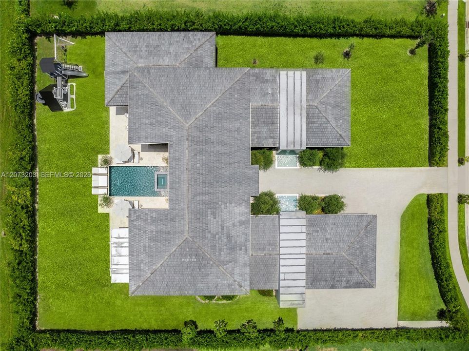 : $5,850,000 (6 beds, 7 baths, 6195 Square Feet)