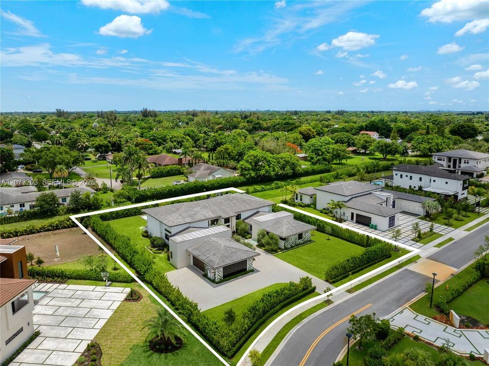 : $5,850,000 (6 beds, 7 baths, 6195 Square Feet)