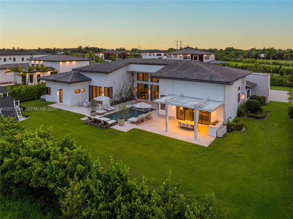 : $5,850,000 (6 beds, 7 baths, 6195 Square Feet)