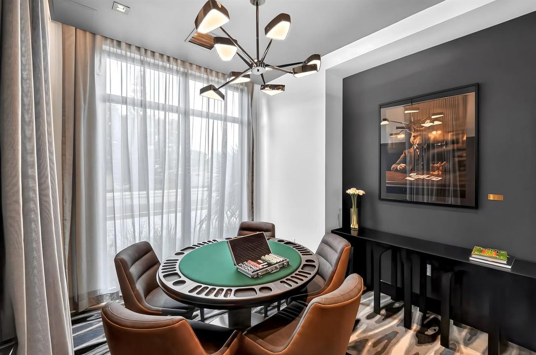 290-Poker-Room
