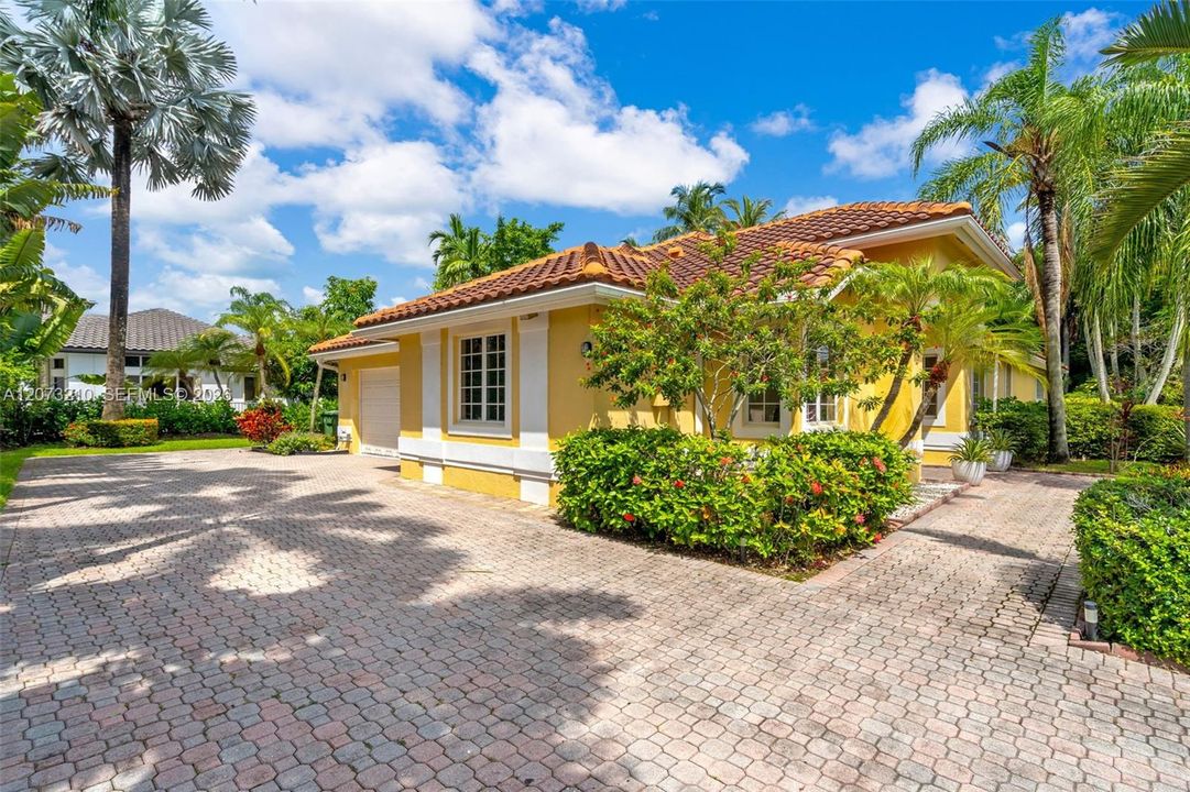 For Sale: $999,900 (4 beds, 3 baths, 2591 Square Feet)
