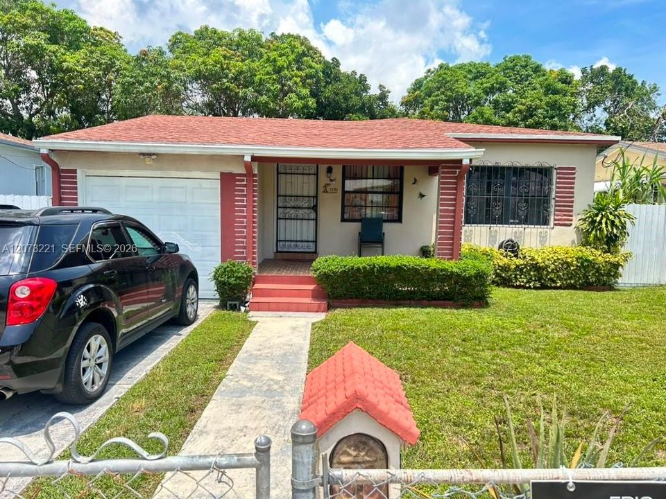 For Sale: $470,000 (3 beds, 2 baths, 955 Square Feet)